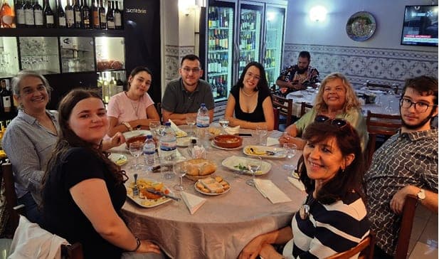 Professoras, tutores e equipa da Fundação à volta de uma mesa de restaurante