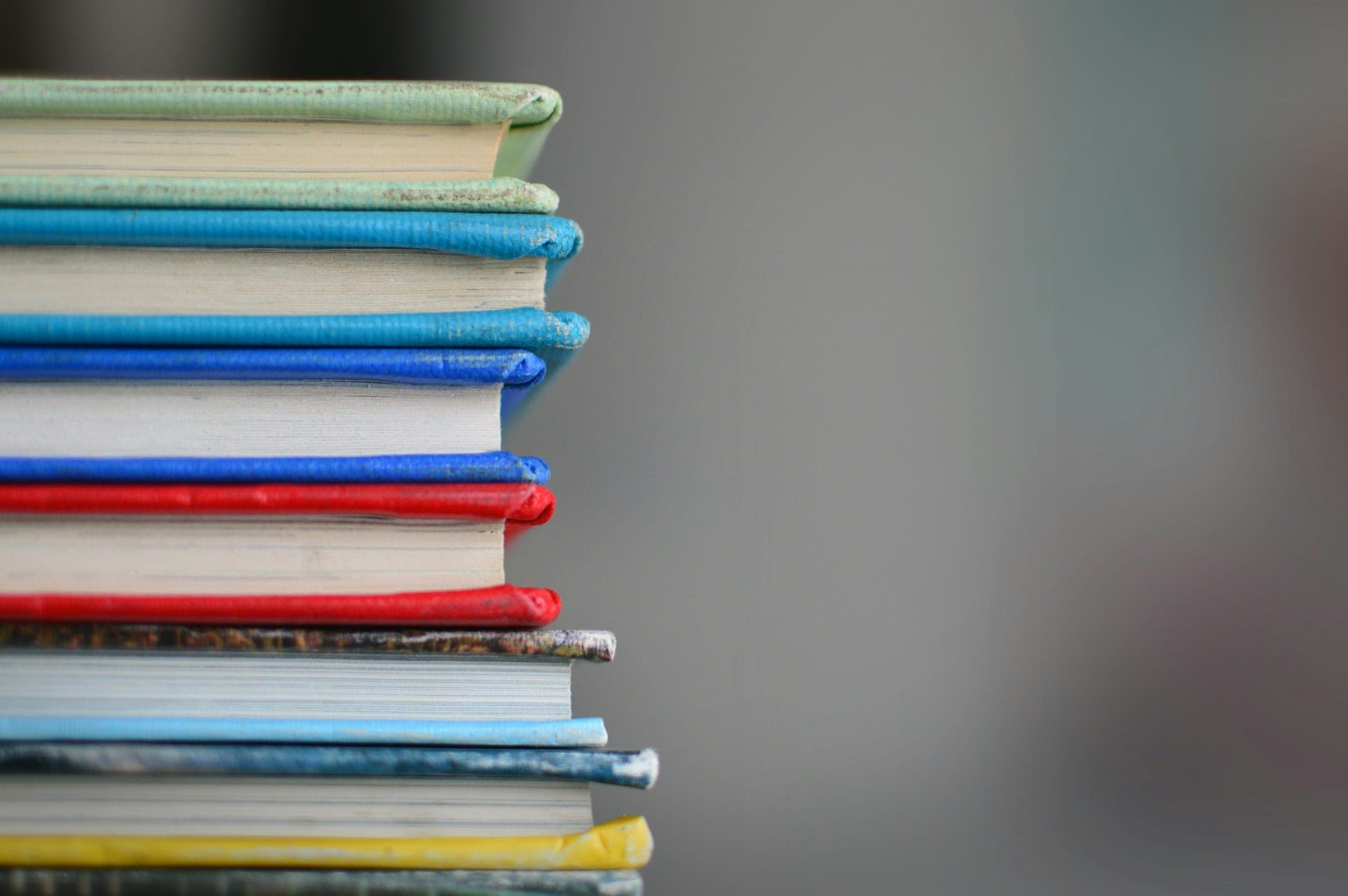 Pilha de livros com capas de várias cores